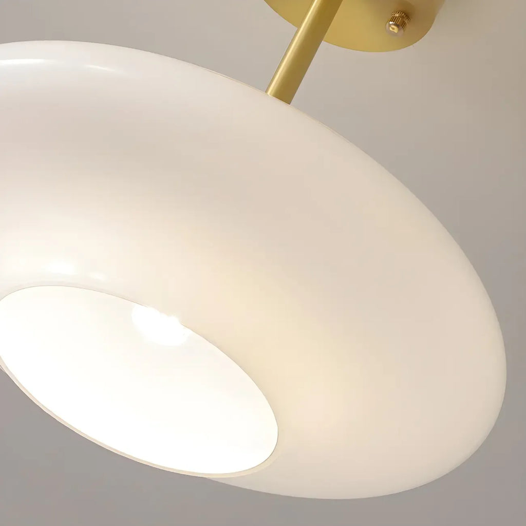 Plafonnier semi-encastré doré avec abat-jour rond en verre blanc