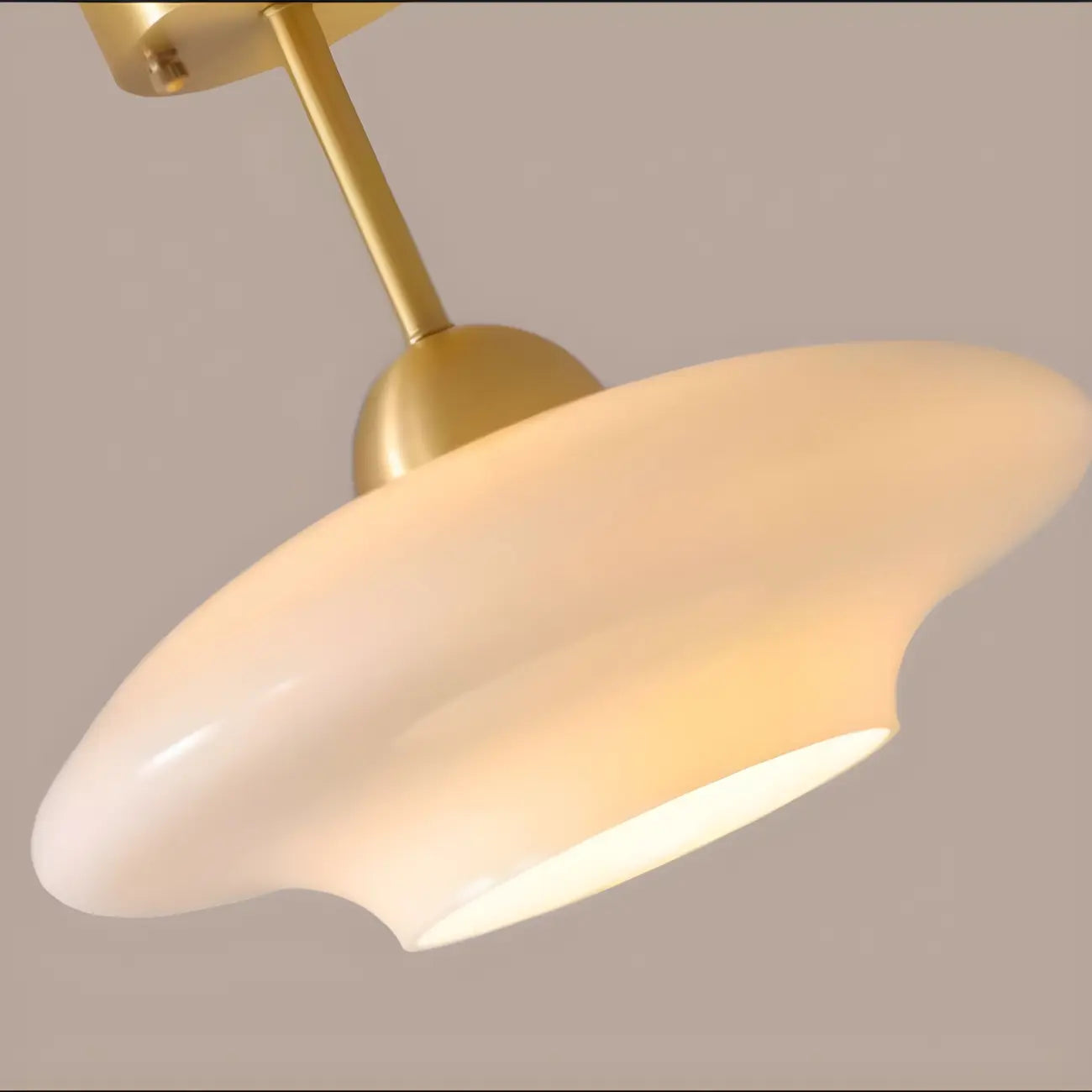 Plafonnier semi-encastré doré avec abat-jour rond en verre blanc