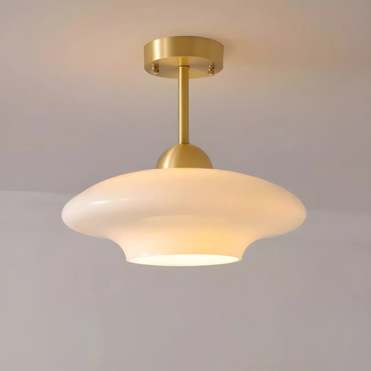 Plafonnier semi-encastré doré avec abat-jour rond en verre blanc