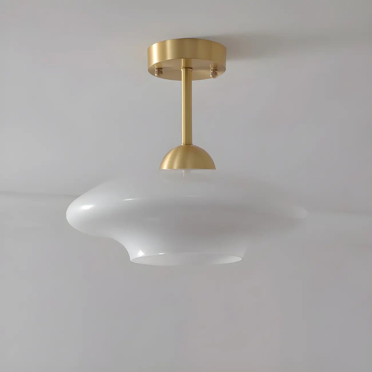 Plafonnier semi-encastré doré avec abat-jour rond en verre blanc