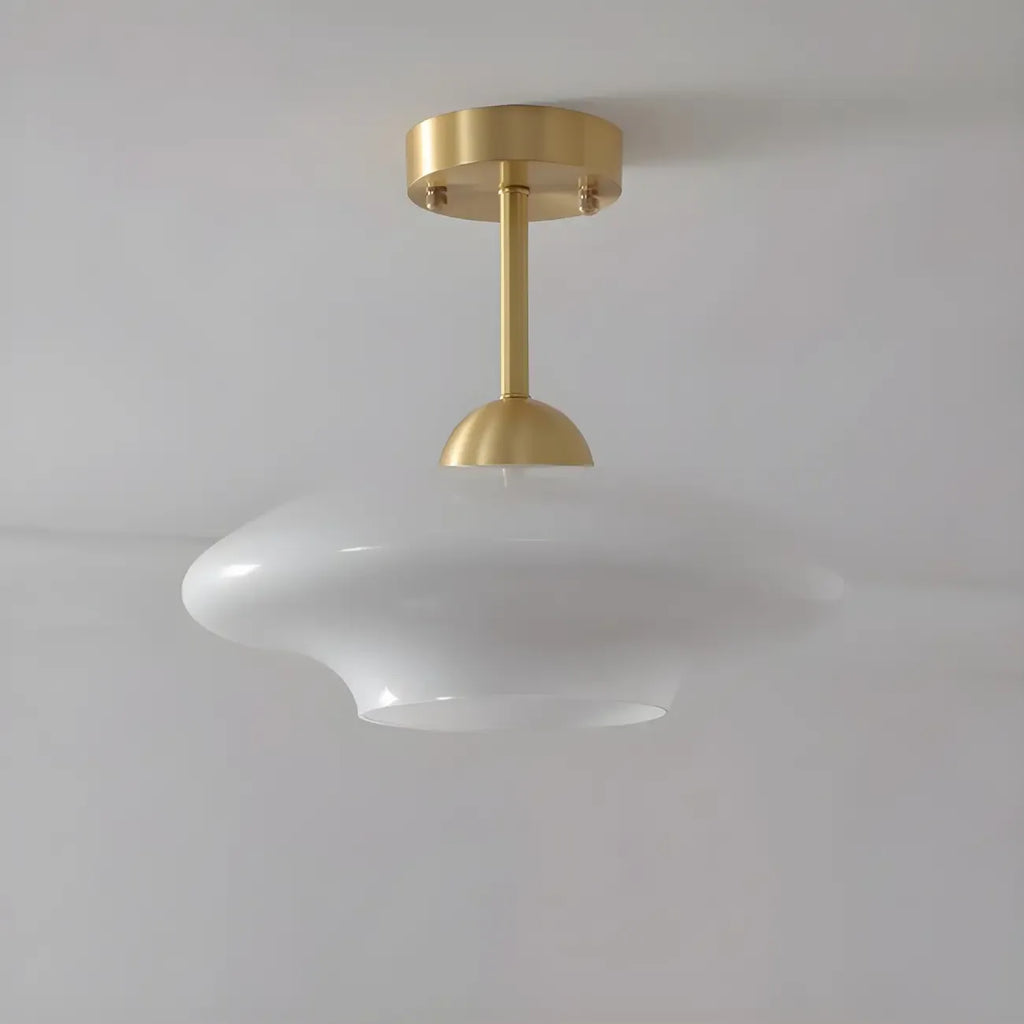 Plafonnier semi-encastré doré avec abat-jour rond en verre blanc