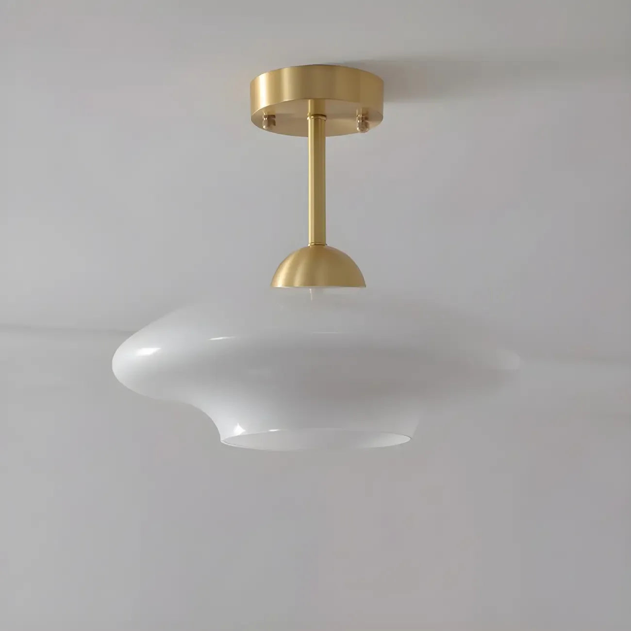 Plafonnier semi-encastré doré avec abat-jour rond en verre blanc