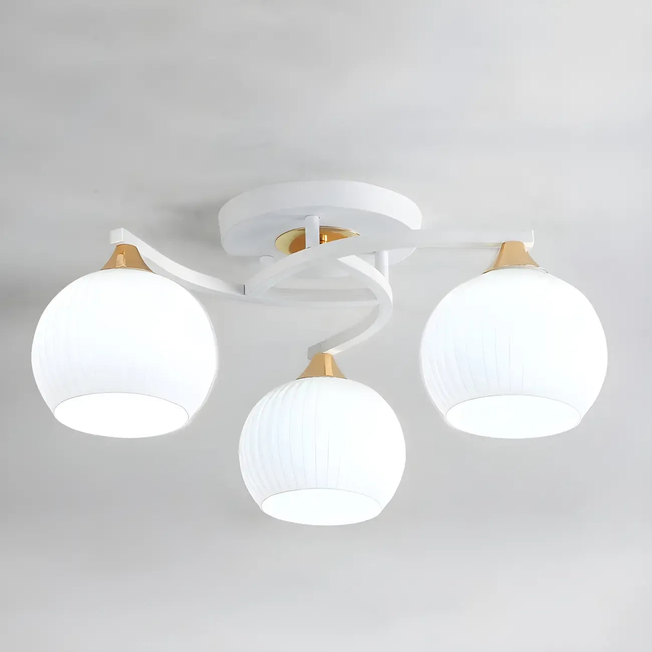 Plafonnier semi-encastré minimaliste en verre blanc dôme