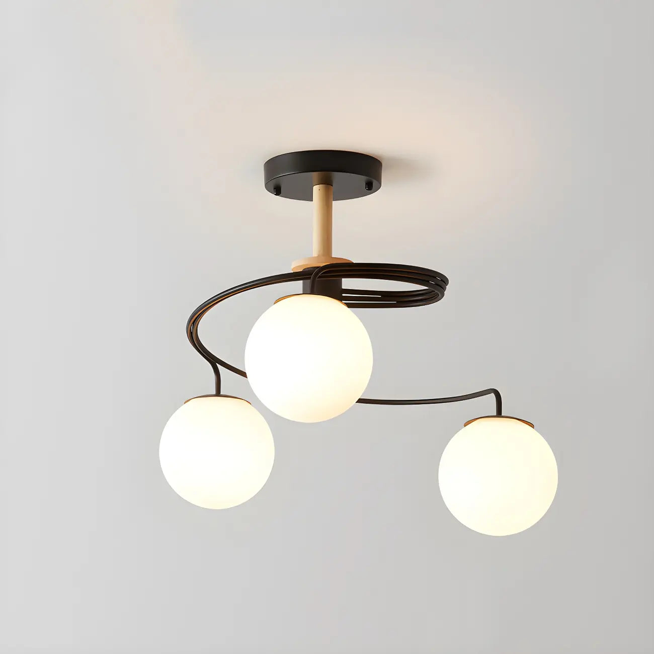 Plafonnier semi-encastré moderne en métal avec ampoule globe.