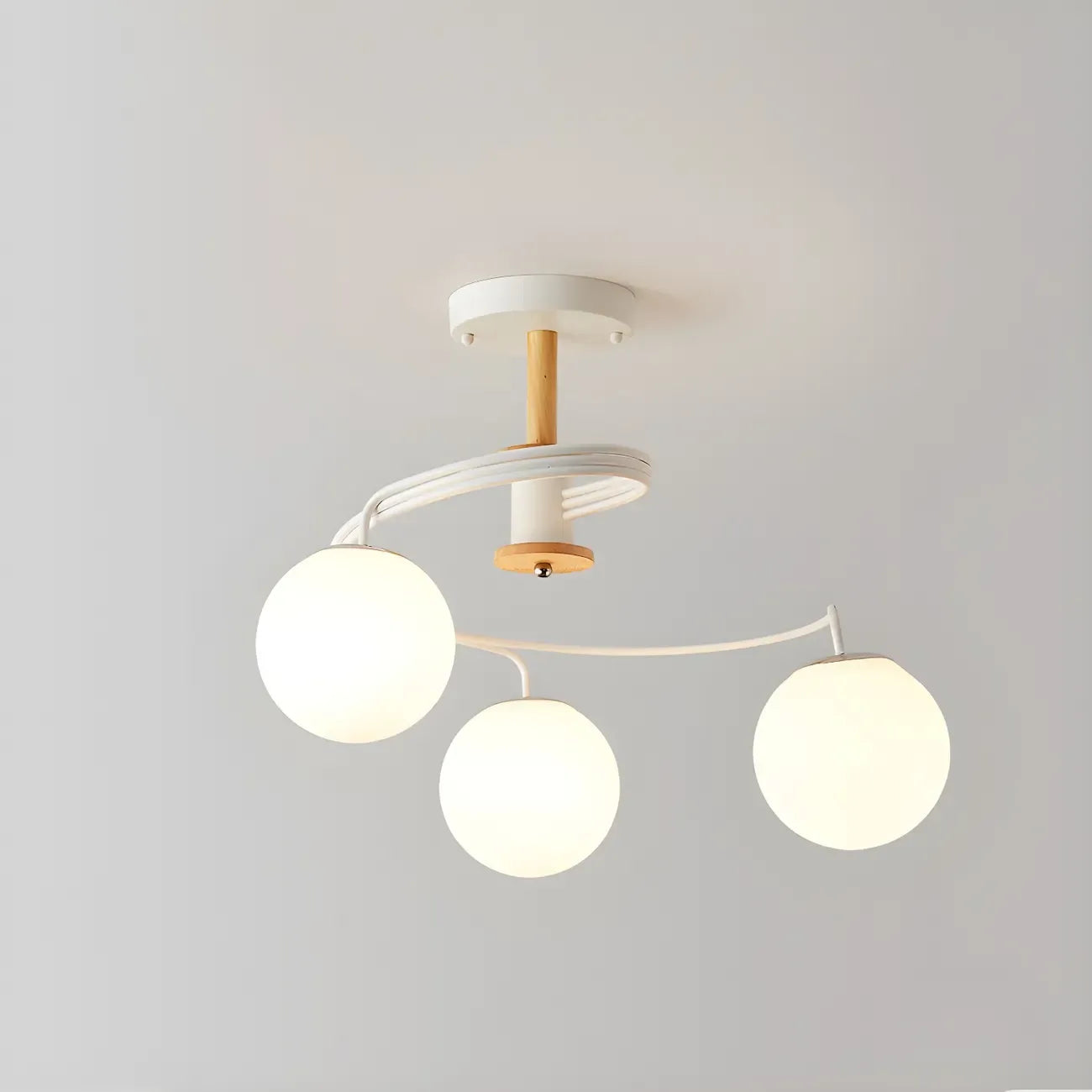 Plafonnier semi-encastré moderne en métal avec ampoule globe.