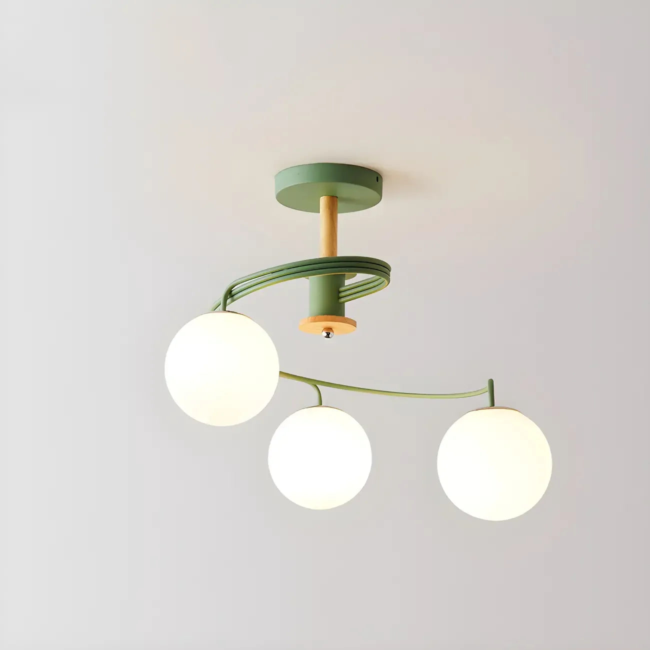 Plafonnier semi-encastré moderne en métal avec ampoule globe.