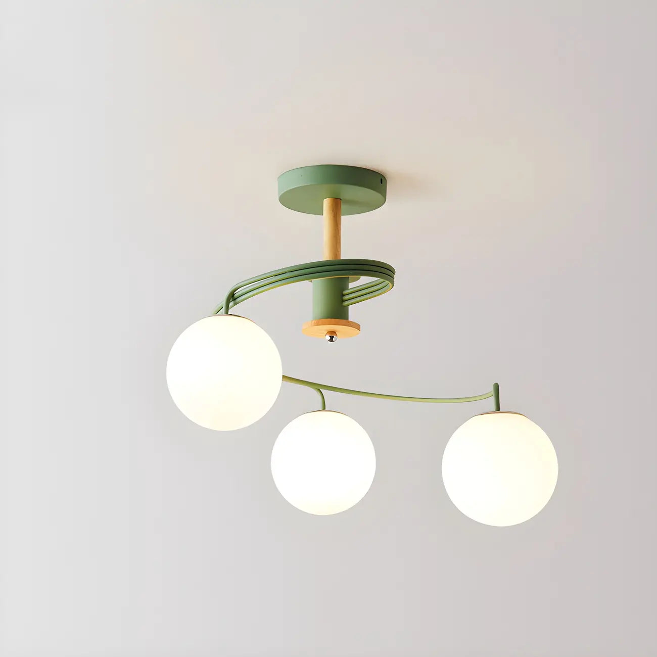 Plafonnier semi-encastré moderne en métal avec ampoule globe.