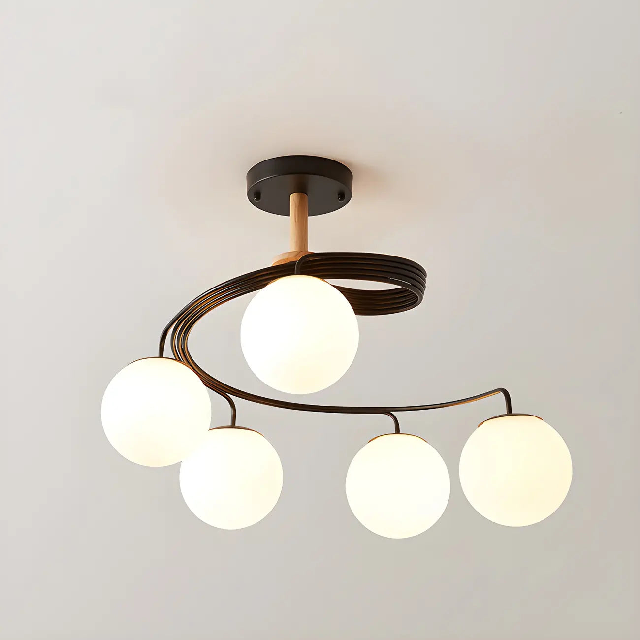 Plafonnier semi-encastré moderne en métal avec ampoule globe.