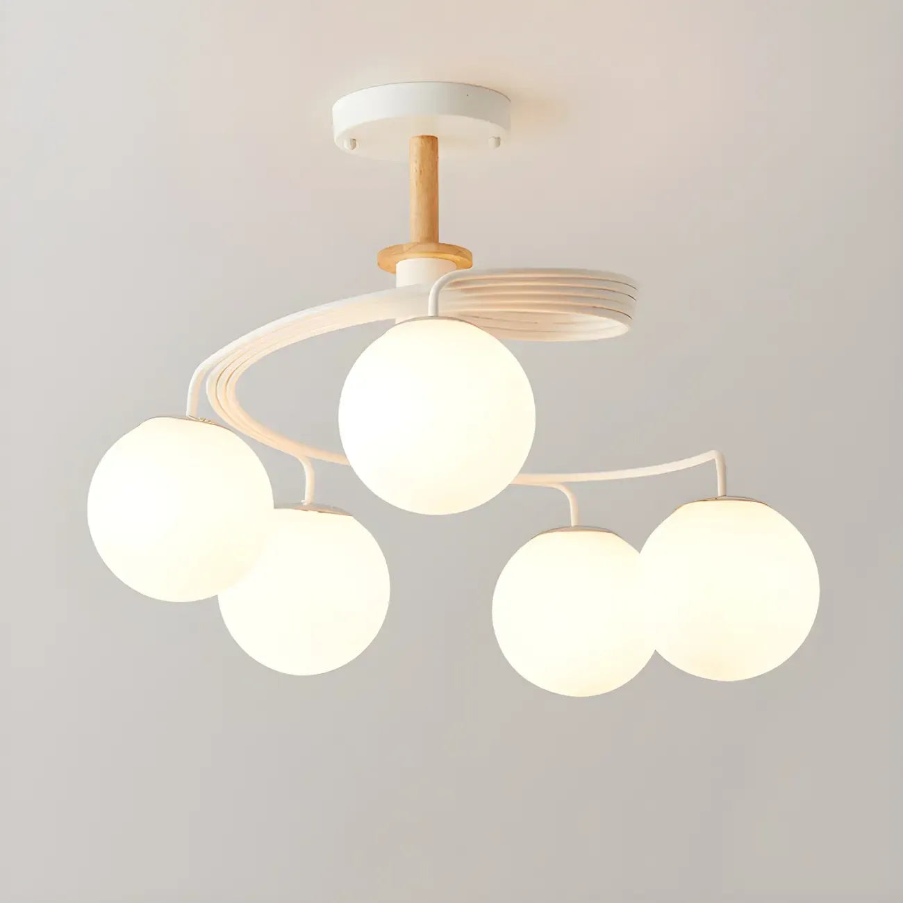 Plafonnier semi-encastré moderne en métal avec ampoule globe.