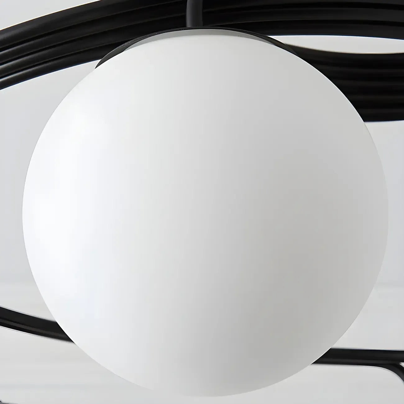 Plafonnier semi-encastré moderne en métal avec ampoule globe.