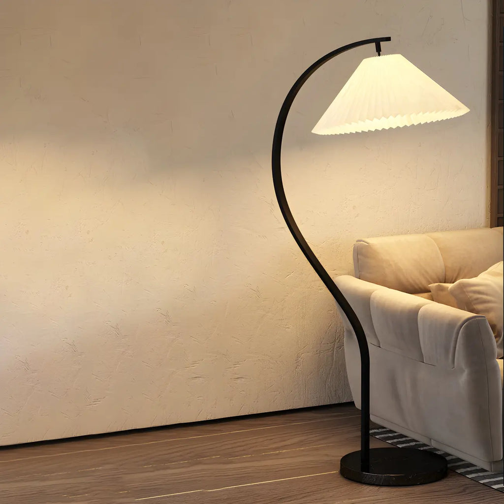 Lampadaire arqué moderne avec abat-jour conique plissé pour salon