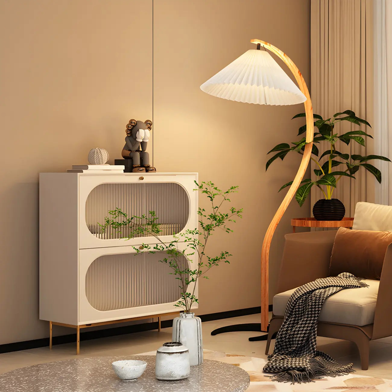 Lampadaire arqué moderne avec abat-jour conique plissé pour salon