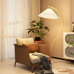 Lampadaire arqué moderne avec abat-jour conique plissé pour salon