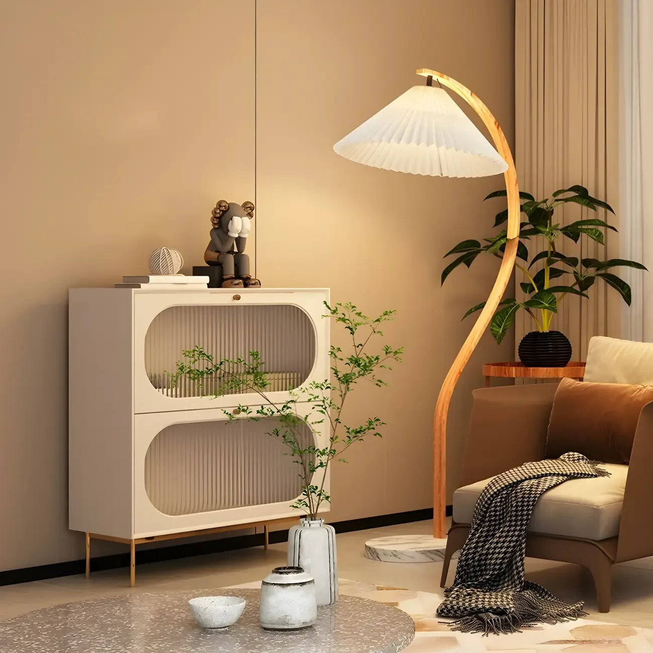 Lampadaire arqué moderne avec abat-jour conique plissé pour salon