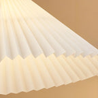 Lampadaire arqué moderne avec abat-jour conique plissé pour salon