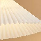 Lampadaire arqué moderne avec abat-jour conique plissé pour salon