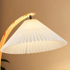 Lampadaire arqué moderne avec abat-jour conique plissé pour salon