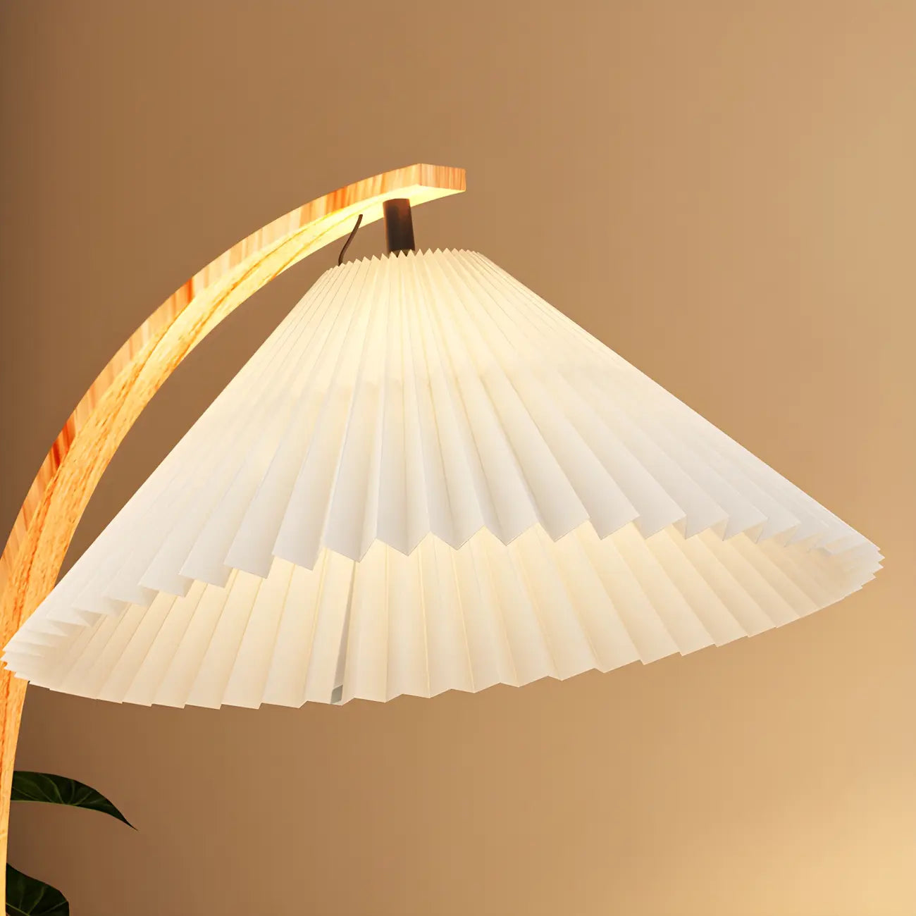 Lampadaire arqué moderne avec abat-jour conique plissé pour salon