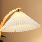 Lampadaire arqué moderne avec abat-jour conique plissé pour salon