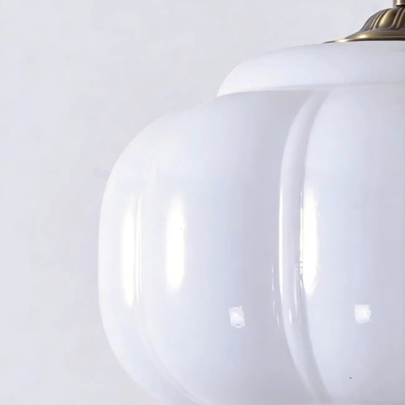 Suspension géométrique élégante en verre en forme de pompe