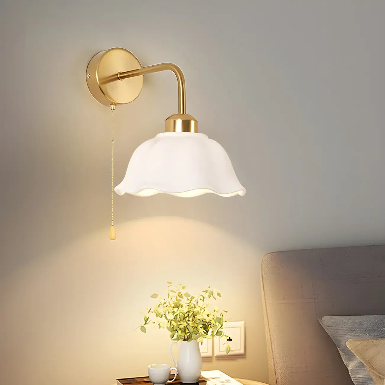Applique murale moderne en céramique blanche et dorée avec chaînette