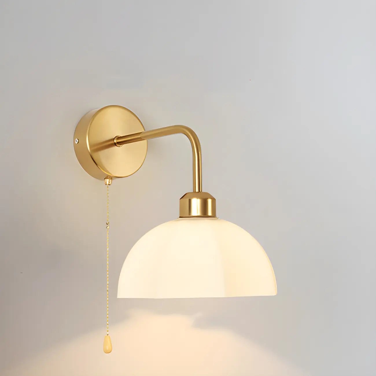 Applique murale moderne en céramique blanche et dorée avec chaînette