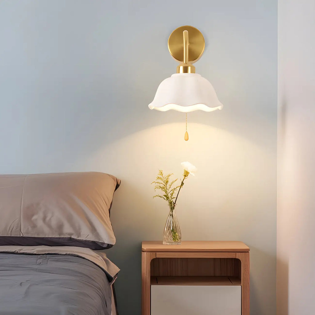 Applique murale moderne en céramique blanche et dorée avec chaînette
