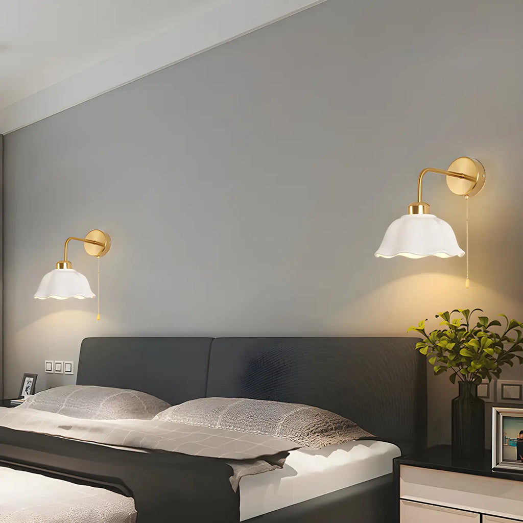 Applique murale moderne en céramique blanche et dorée avec chaînette