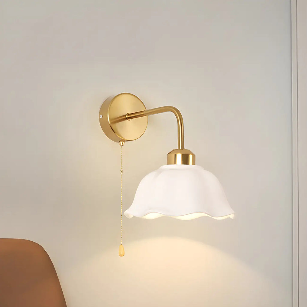 Applique murale moderne en céramique blanche et dorée avec chaînette