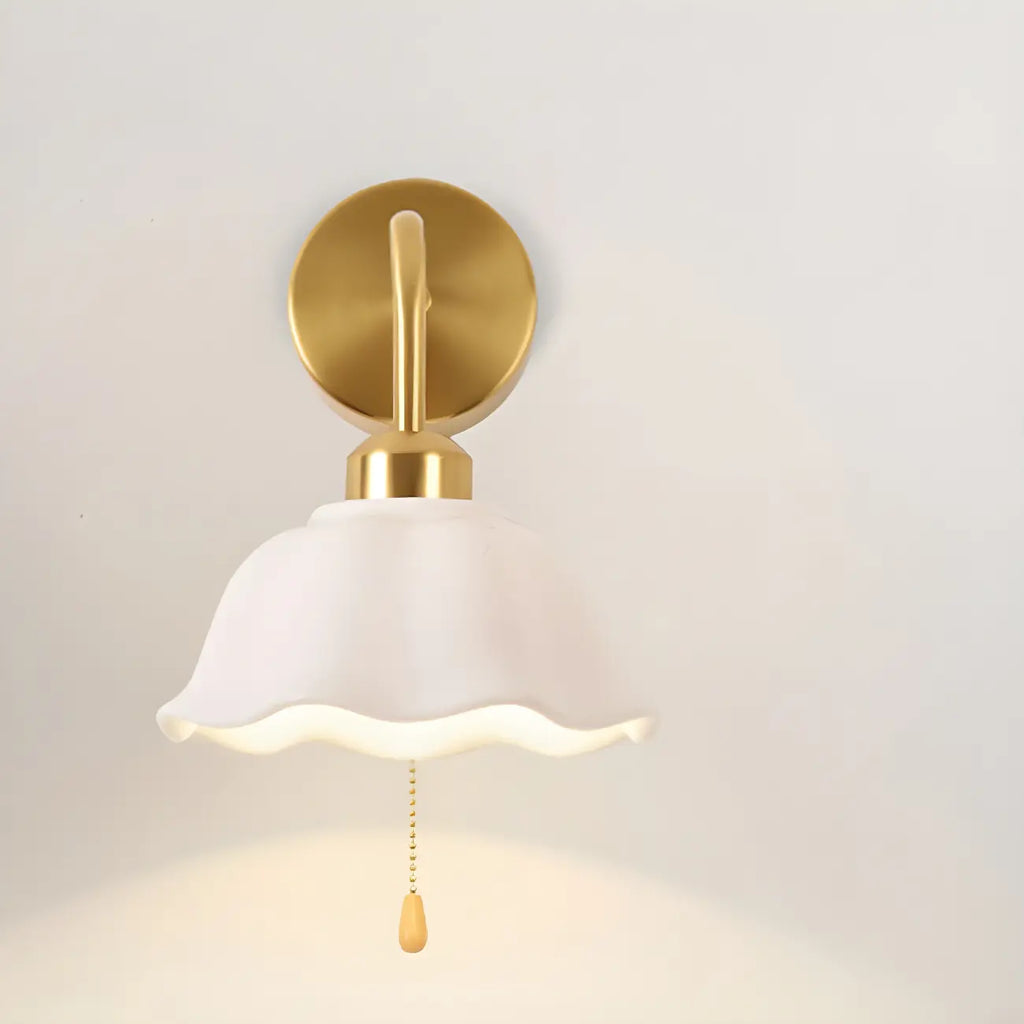 Applique murale moderne en céramique blanche et dorée avec chaînette