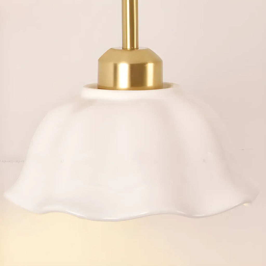 Applique murale moderne en céramique blanche et dorée avec chaînette