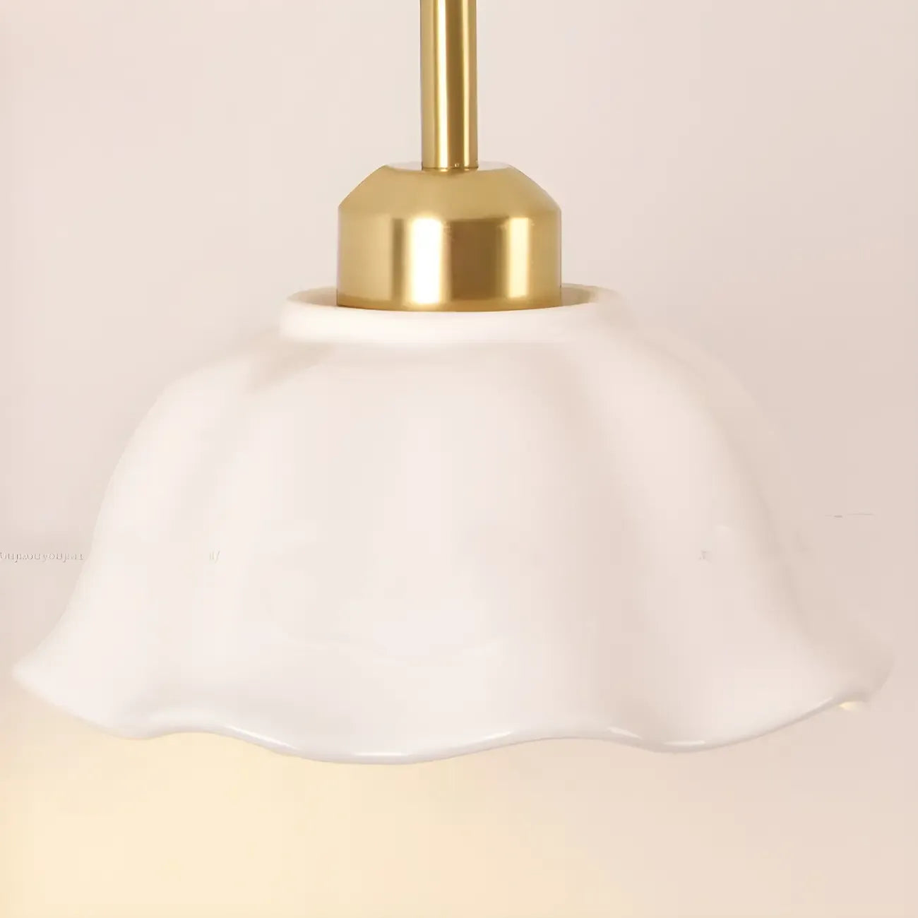 Applique murale moderne en céramique blanche et dorée avec chaînette