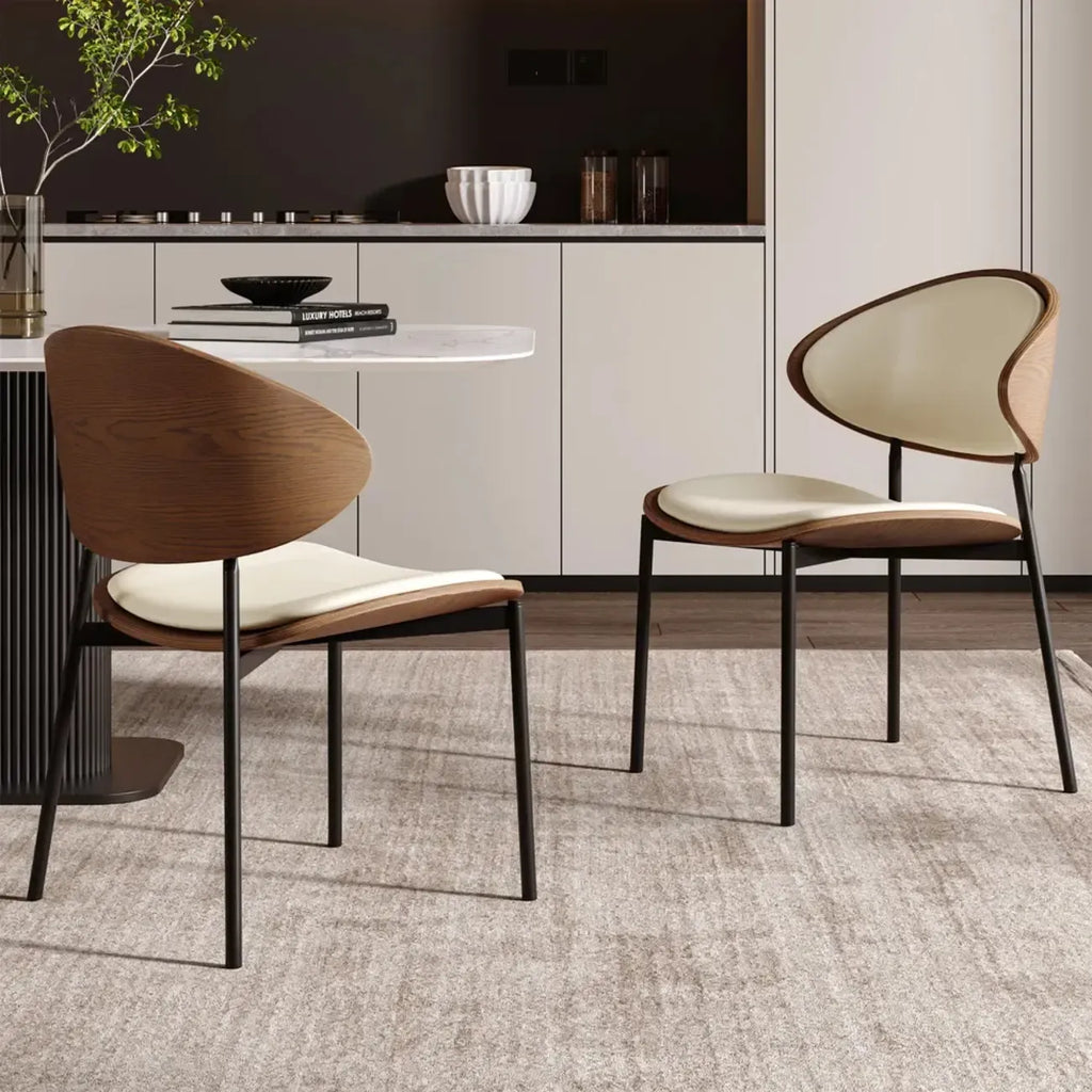 Chaise de salle à manger à dossier incurvé et assise en cuir noir