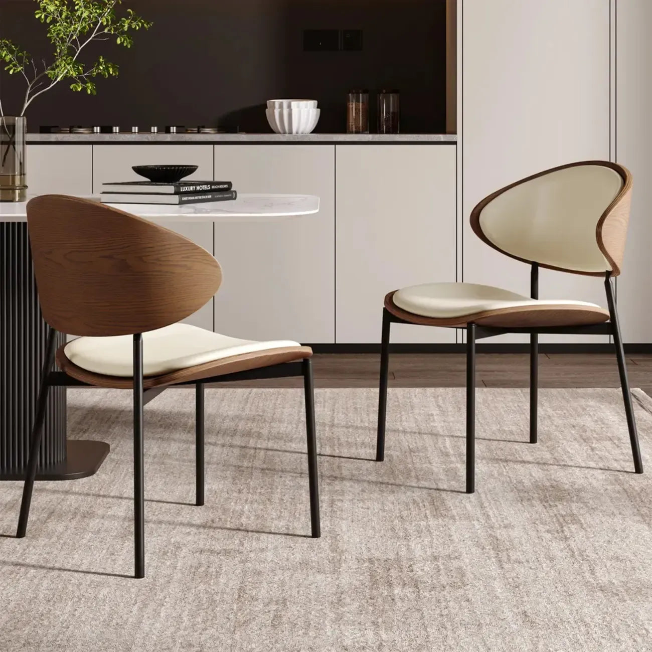 Chaise de salle à manger à dossier incurvé et assise en cuir noir