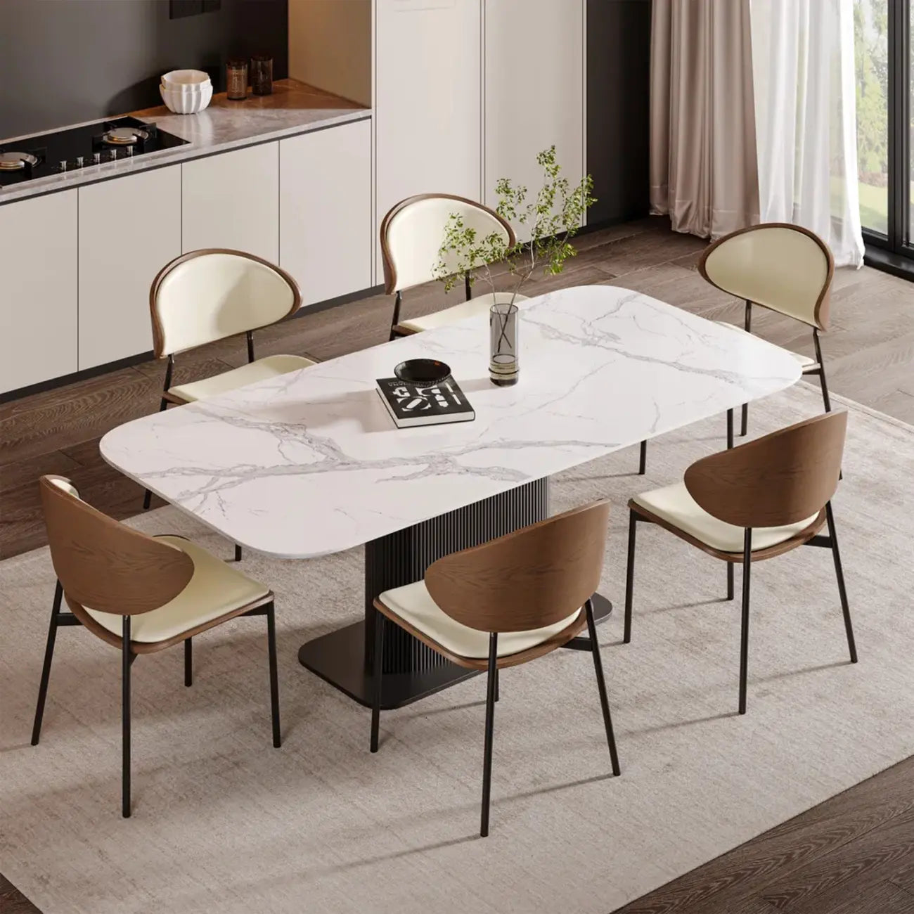 Chaise de salle à manger à dossier incurvé et assise en cuir noir