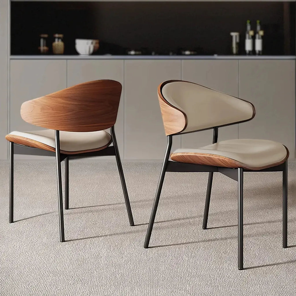 Chaise de salle à manger à dossier incurvé et assise en cuir noir