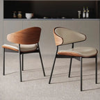 Chaise de salle à manger à dossier incurvé et assise en cuir noir