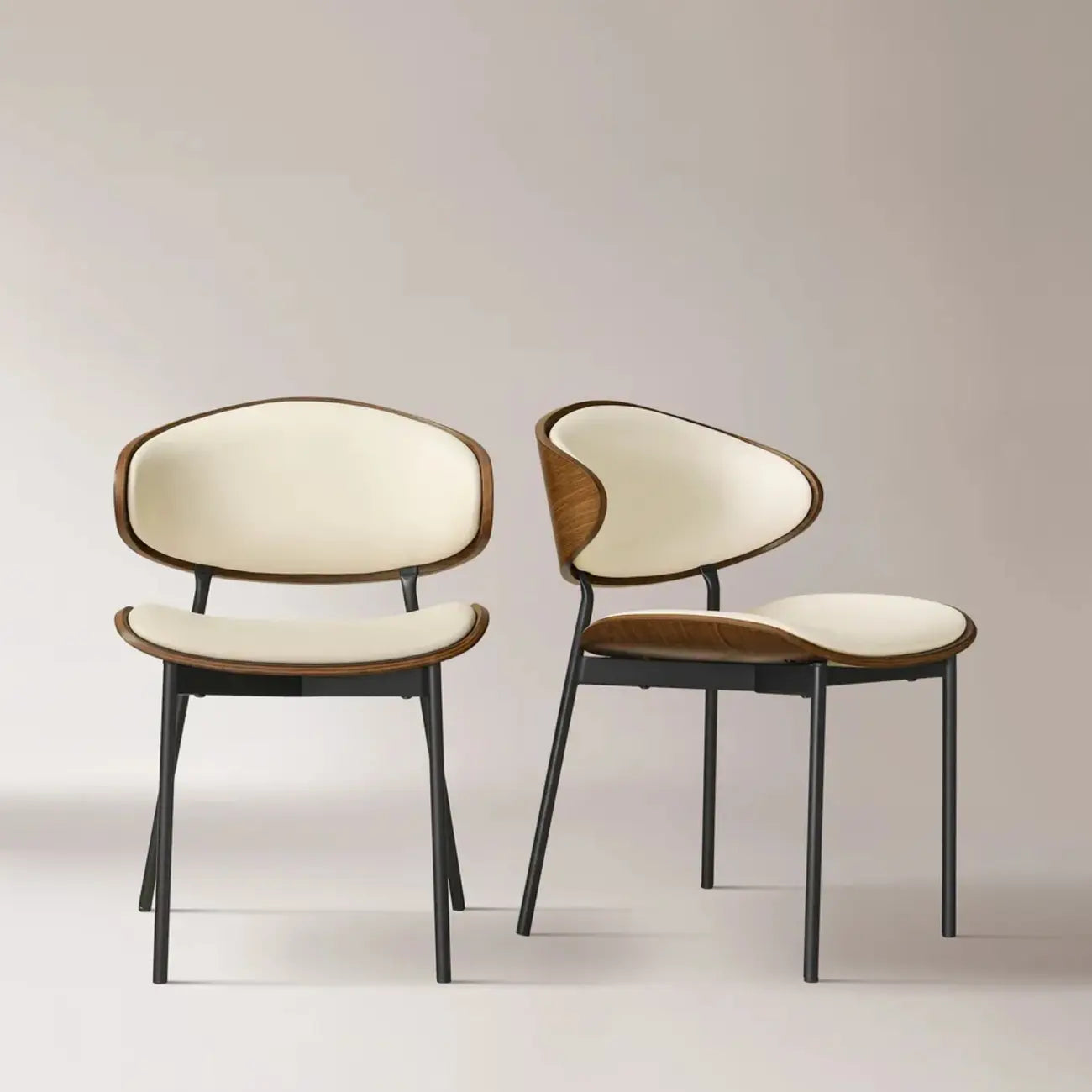 Chaise de salle à manger à dossier incurvé et assise en cuir noir