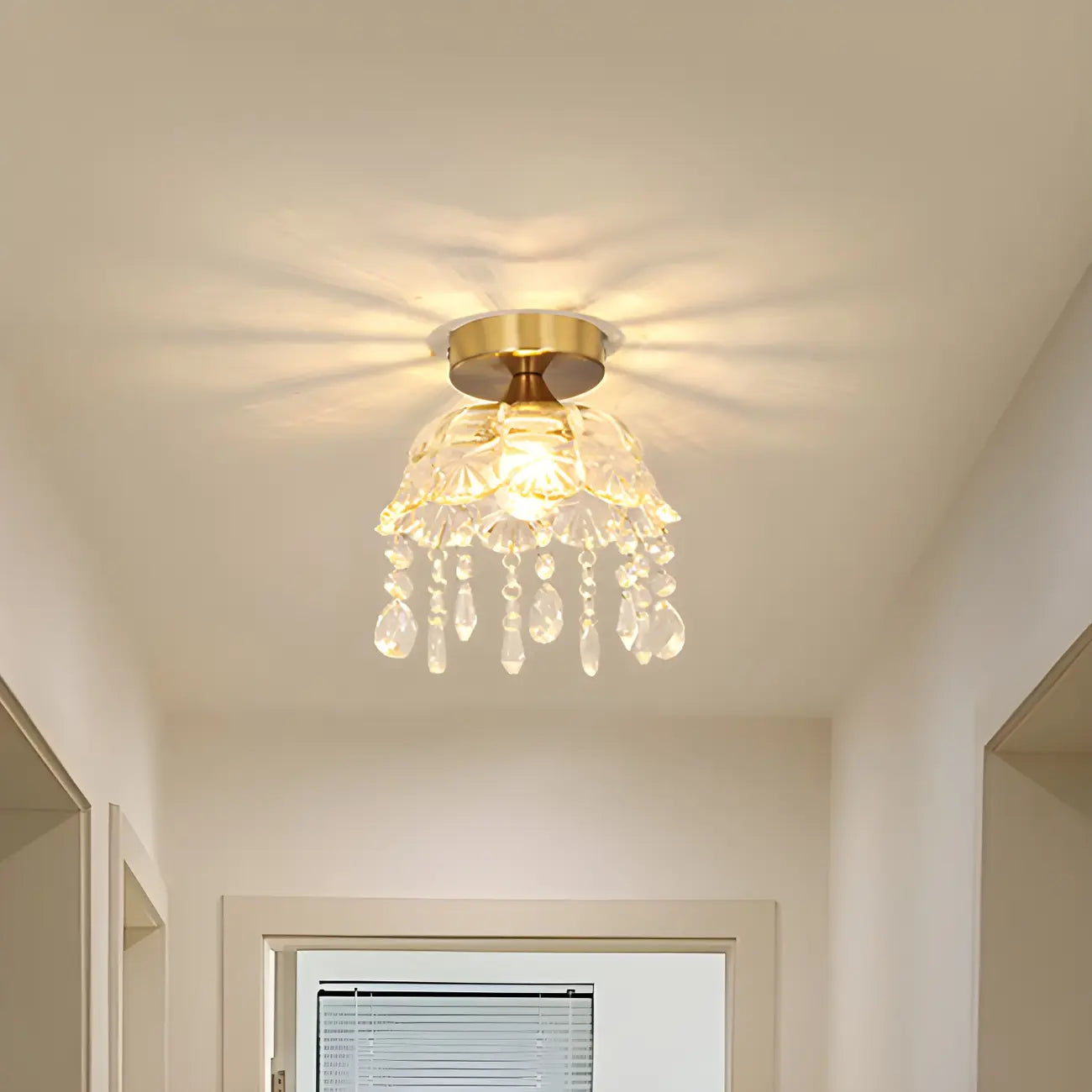 Plafonnier semi-encastré élégant en forme de dôme floral en cristal doré