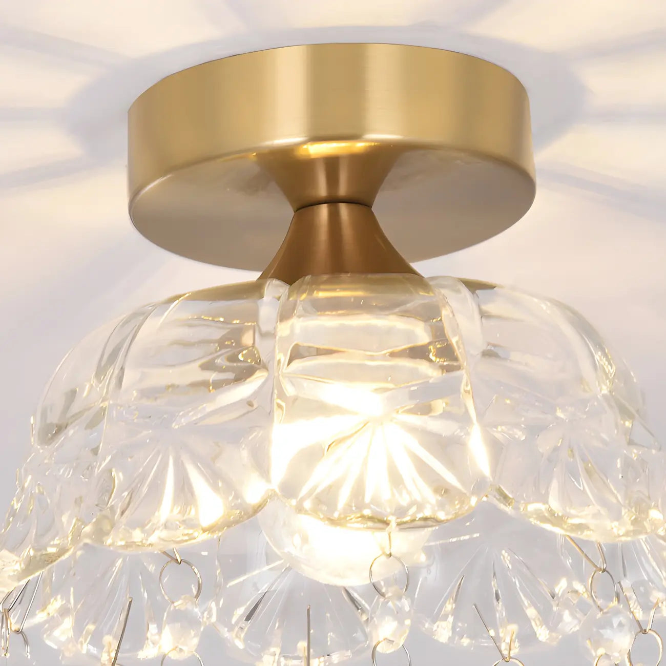 Plafonnier semi-encastré élégant en forme de dôme floral en cristal doré