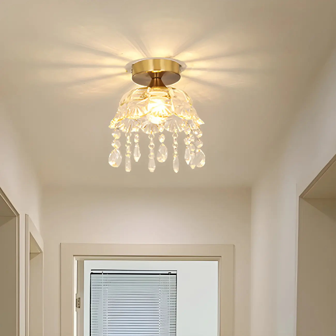 Plafonnier semi-encastré élégant en forme de dôme floral en cristal doré