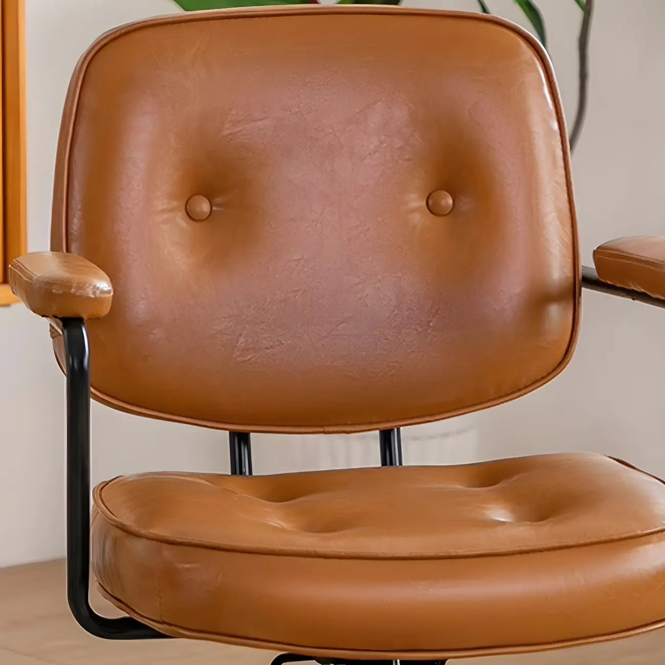 Fauteuil de bureau pivotant moderne en cuir marron à dossier bas