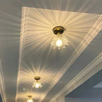 Plafonnier LED semi-encastré géométrique doré pour la décoration d'un couloir