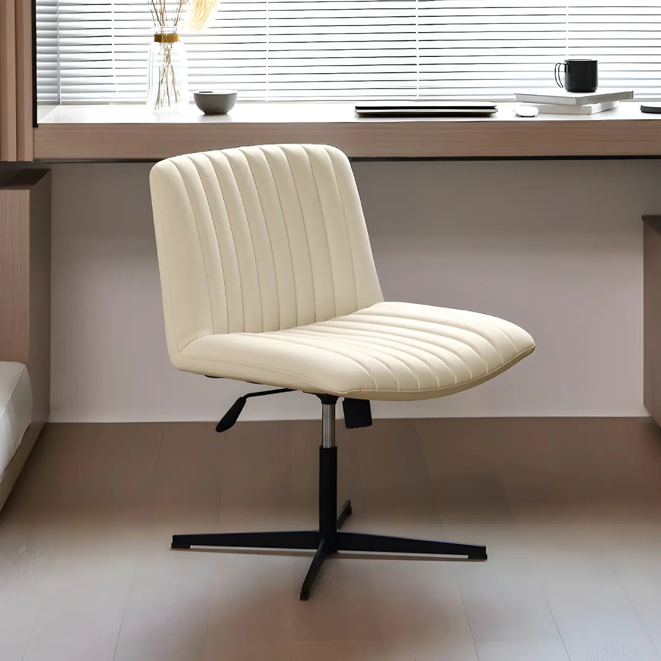 Chaise d'appoint pivotante réglable en cuir crème moderne
