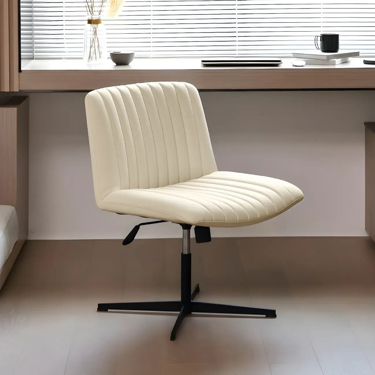 Chaise d'appoint pivotante réglable en cuir crème moderne