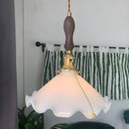 Suspension moderne en verre avec accents dorés et fleurs