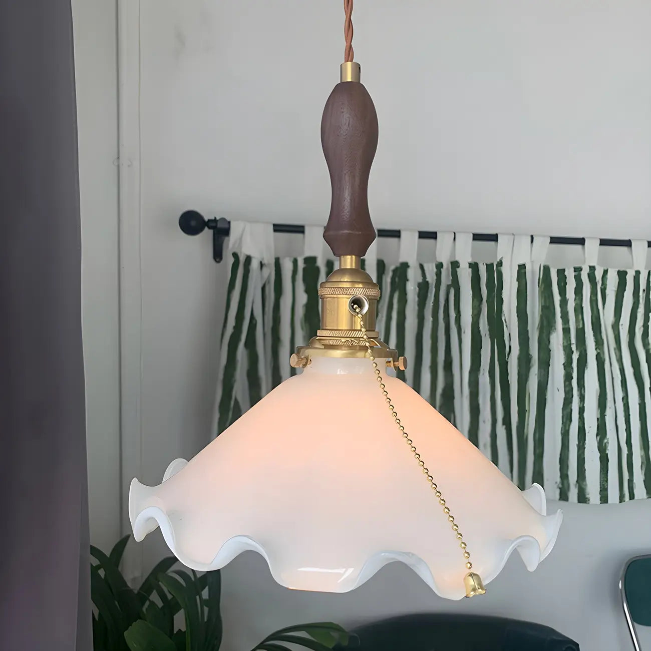 Suspension moderne en verre avec accents dorés et fleurs