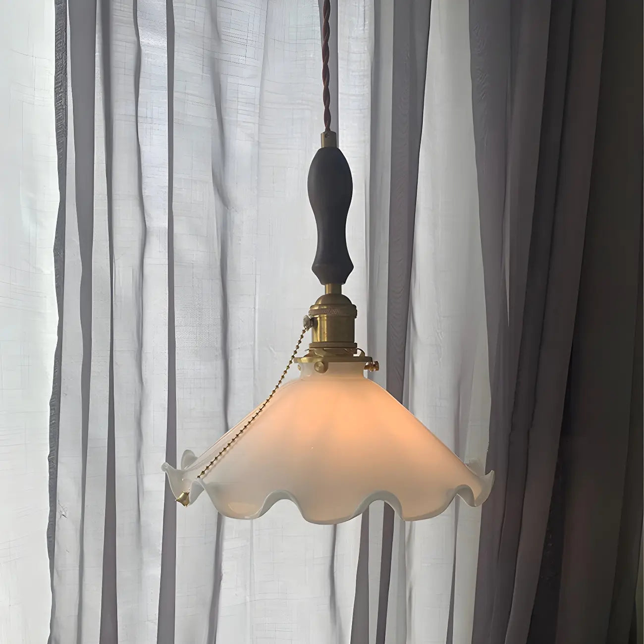 Suspension moderne en verre avec accents dorés et fleurs