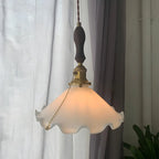 Suspension moderne en verre avec accents dorés et fleurs