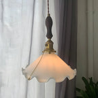 Suspension moderne en verre avec accents dorés et fleurs